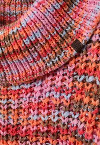 Kootud kampsun suure kraega mitmevärvilisest lõngast, mis sisaldab roosa, oranži, sinise ja pruuni toone, väikese logomärgiga.