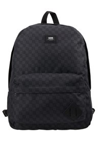 Sac à dos noir en tissu résistant avec un motif à carreaux, doté d'une poche avant, d'un patch logo et d'accents en forme de losange.