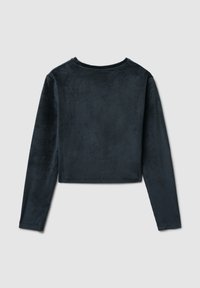 Przycięty, długoślewy top w ciemnym granacie o miękkiej, prążkowanej teksturze i klasycznym okrągłym dekolcie; nie posiada widocznych ozdób ani wzorów.