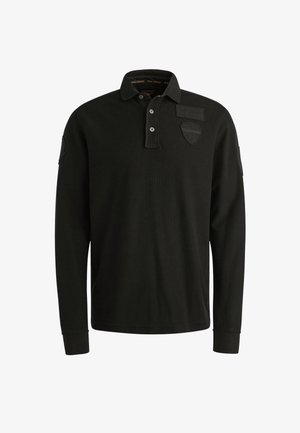 Czarna polo z długim rękawem, z kołnierzykiem, guzikami, gumowanymi łatami na klatce piersiowej i rękawie oraz prążkowanymi mankietami. Wykonana z miękkiego materiału.
