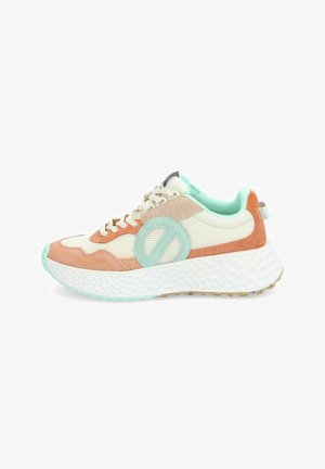 Les baskets présentent une tige en mesh avec des accents en daim orange et vert menthe, une semelle épaisse et rembourrée blanche, et un détail de logo circulaire.