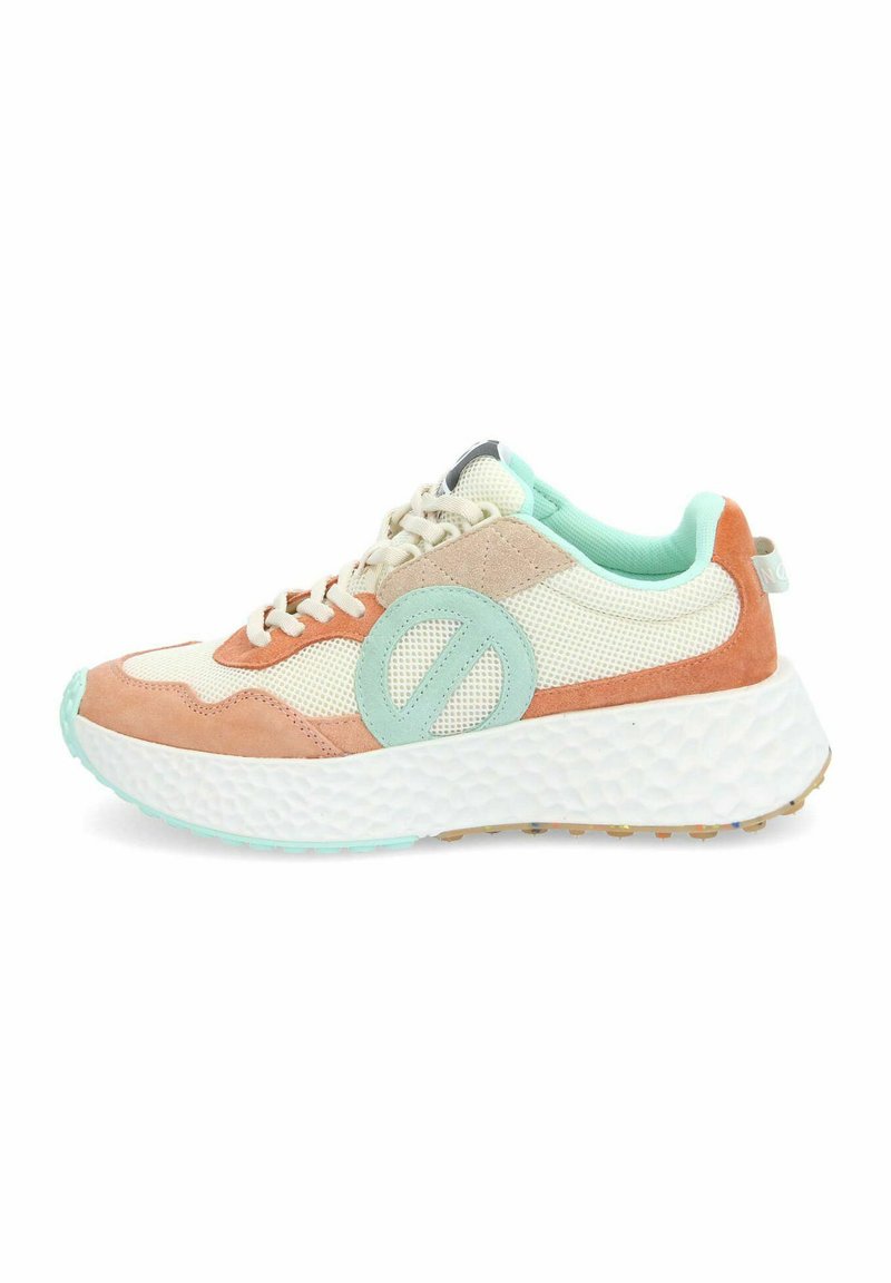 Le sneakers presentano una parte superiore in rete con dettagli in suede arancione e verde menta, una suola spessa e imbottita di colore bianco e un dettaglio del logo circolare.