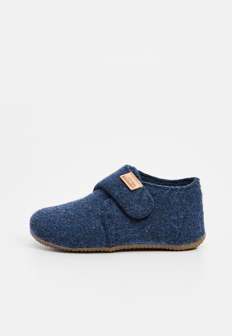 Marineblaue Filzslipper mit Klettverschluss und weicher brauner Sohle, ausgestattet mit einer strukturierten Oberfläche und einem kleinen Lederlogo-Akzent.