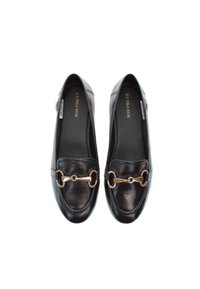 Svarta läder loafers med rund tå och en guldinfattning över fotryggen. Slät textur och enkel design.