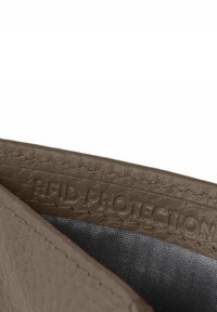 Interno di un portafoglio in pelle marrone con superficie texture, con la dicitura "PROTEZIONE RFID" impresso. Fodera grigia visibile all'interno.