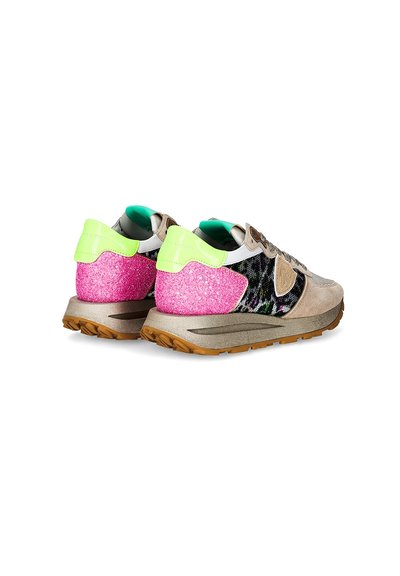 Baskets sportives avec une tige noire et verte à motifs, un talon en paillettes roses, des accents verts fluo et une semelle en caoutchouc brun pour l'adhérence.