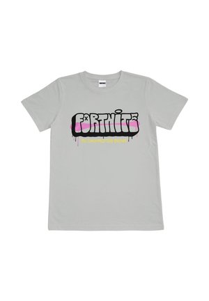 T-shirt grigio chiaro con scritta nera in stile graffiti "Fortnite", striscia di vernice rosa dietro e slogan giallo "You dropped this crown" sotto.