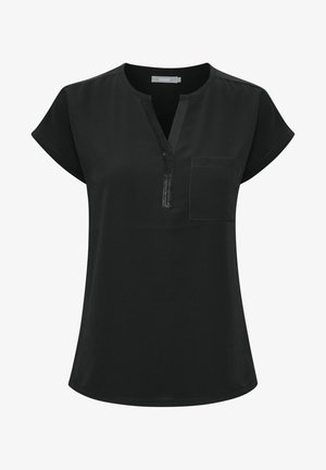 Must lõhikudega must pluus lühikeste varrukatega, V-kaelusega, väikese rinna taskuga ja sileda, kerge kangaga. Lihtne disain, ilma mustrite ja kaunistusteta.