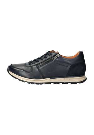 Marineblauwe leren sneaker met een gestructureerde afwerking, vetersluiting, zijritsdetail en contrasterend tan interieur. Rubberen zool voor grip.