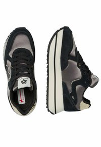 Sneaker con un mix di camoscio blu scuro e satin grigio, caratterizzati da una spessa suola intermedia bianca, suola nera testurizzata e dettagli cuciti.