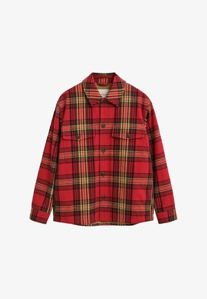 Rote karierte Hemdjacke mit einer durchgehenden Knopfleiste, zwei Brusttaschen und einem Kragen. Die Musterung enthält schwarze, grüne und gelbe Akzente.