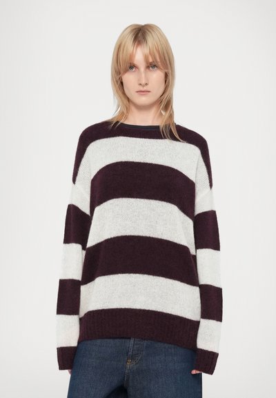 Pull en tricot avec des rayures horizontales en violet foncé et blanc. Coupe décontractée, encolure ronde et manches longues. Tissu doux et texturé.