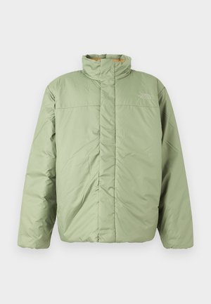 Lysegrøn polstret jakke med høj krave, front lynlås dækket af en klap og The North Face-logo på brystet.