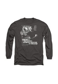 Schwarzes Langarmshirt mit einem grafischen Design einer Person in einer Kampfsportpose, umgeben von einem Yin-Yang-Symbol und Text.