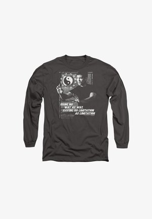 Schwarzes Langarmshirt mit einem grafischen Design einer Person in einer Kampfsportpose, umgeben von einem Yin-Yang-Symbol und Text.