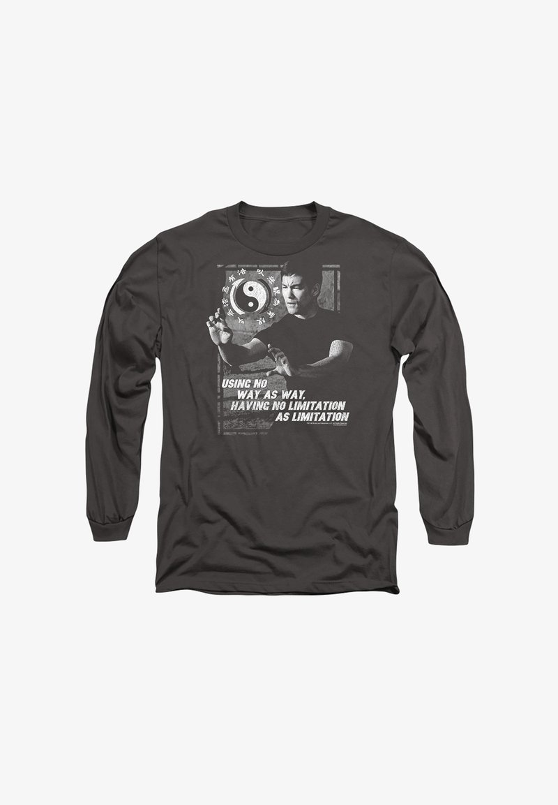 Schwarzes Langarmshirt mit einem grafischen Design einer Person in einer Kampfsportpose, umgeben von einem Yin-Yang-Symbol und Text.
