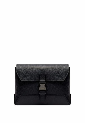 Pochette en cuir noir grainé avec rabat structuré et fermoir central en argent gravé du mot "Lancel".