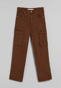 Bruna cargobyxor i bomullsmix, med två stora sidofickor, vanliga framfickor och raka ben.