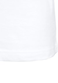 Weißes Baumwoll-T-Shirt mit glatter Textur und geradem Saum. Mit subtilen Zierstichen entlang der unteren Kante.