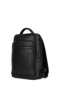 Musta nahkareppu, jossa on teksturoitu pinta, yläkahva, etutasku vetoketjulla ja säädettävät hihnat. Logo on painettu etuosaan.