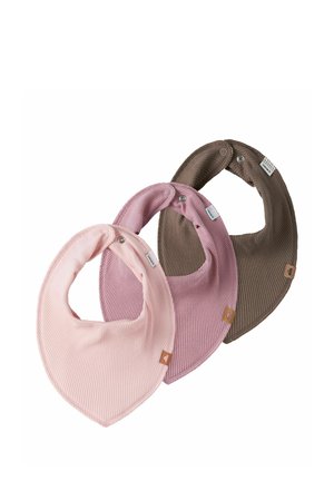 Trois bavoirs pour bébé en tissu côtelé de couleur rose clair, mauve et marron avec fermetures à pression, disposés en chevauchement sur un fond blanc.