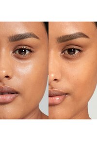 Das Produkt zeigt einen Vergleich mit gespaltenem Gesicht. Links: glänzende, strukturierte Haut. Rechts: glatte, matte Oberfläche mit gleichmäßiger Farbe. Auffällige Augenbrauen und Lipgloss.