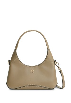 Sac à main en cuir beige avec poignée arrondie, fond incurvé, logo doré au centre et bandoulière amovible avec boucles dorées sur fond blanc.