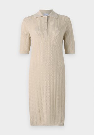 Strickkleid in Creme mit kurzen Ärmeln, Polokragen und Knopfleiste. Verfügt über ein strukturiertes Muster, das vertikal entlang des Stoffes verläuft.