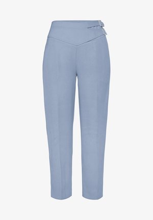 Hellblaue Hose mit glatter Textur, die ein einzigartiges Überkreuz-Bunddesign und zwei silberfarbene Beschläge aufweist.