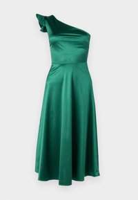Robe en satin verte avec une épaule, jupe fluide atteignant le mi-mollet et un accent volé sur l'épaule. Texture lisse et brillant.