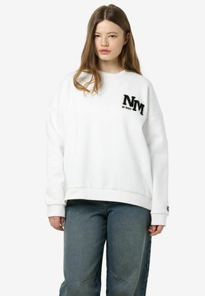Witte oversized sweatshirt met ribgebreide manchetten en zoom, voorzien van een zwart "NM" logo op de linkerborst. Gleedachtige textuur, casual pasvorm.