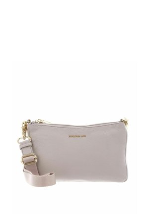 Kleine hellrosa Leder-Crossbody-Tasche mit goldfarbenen Beschlägen und verstellbarem Riemen auf weißem Hintergrund.