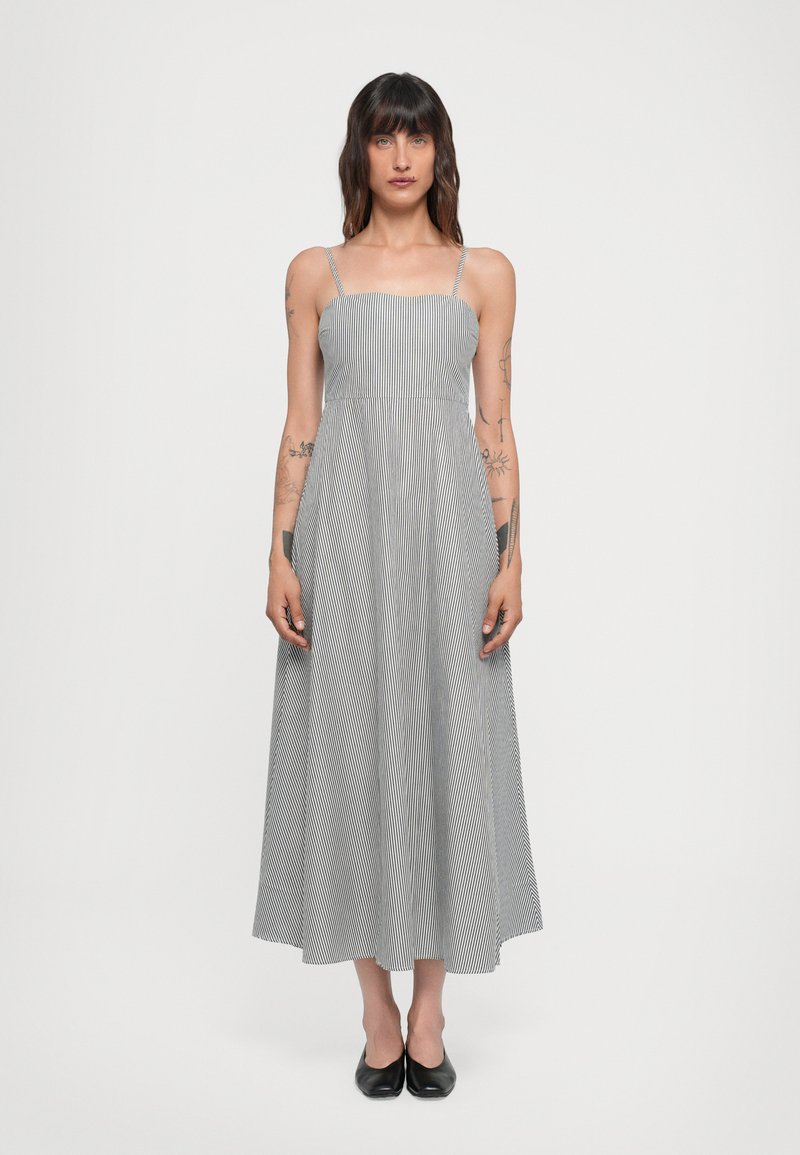 Gestreiftes, ärmelloses Maxikleid in Grau und Weiß. Mit tailliertem Oberteil und schwingendem Rock. Leichter Stoff und verstellbare Träger.