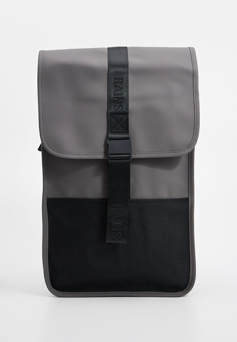 Grau wasserdichter Rucksack mit Rolltop-Design, featuring einem kontrastierenden schwarzen unteren Abschnitt, verstellbarem Riemen und Schnallenverschluss.