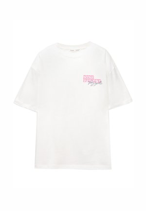 Vit kortärmad T-shirt med liten rosa och svart text "RISE BEYOND Your Limits" på övre vänstra bröstet.