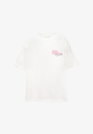 Weißes T-Shirt mit kurzen Ärmeln und kleinem pinkfarbenem und schwarzen Text "RISE BEYOND Your Limits" auf der oberen linken Brust.