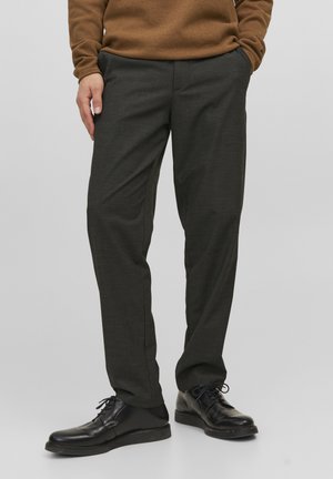 Pantaloni grigi scuri realizzati in tessuto testurizzato, con taglio dritto, dotati di tasche laterali e indossati con scarpe in pelle nere.