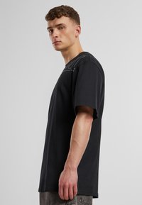 Karl Kani STUDDED RETRO  - Apdrukāts T-krekls - black