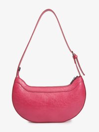 Lyserød læderhandbag med en buet form, en enkelt justerbar skulderrem og en top-lynlås. Tekstureret overflade med synlige folder.