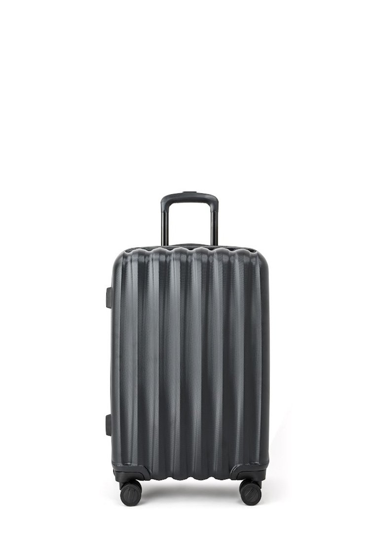 Walizka twarda w ciemnoszarym kolorze z pionowym żebrowanym wzorem, z teleskopową rączką i czterema kółkami zapewniającymi łatwość w poruszaniu się.