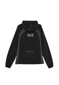 Schwarze Kapuzenjacke mit grauen Seitenpanelen, auf der Rückseite mit dem Schriftzug "F.U.T." und "Physical Education & Training" sowie einer Reißverschlusstasche versehen.