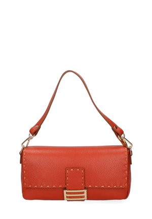 Borsa a tracolla in pelle rossa con finitura texturizzata, forma rettangolare e hardware in tonalità oro. Presenta un design cucito e una tracolla removibile.