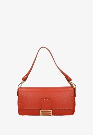 Borsa a tracolla in pelle rossa con finitura texturizzata, forma rettangolare e hardware in tonalità oro. Presenta un design cucito e una tracolla removibile.