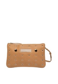 Tan leren clutch met gouden metalen studs en hexagonale hardware. Heeft een gestructureerd paneel en een ritssluiting. Compact met verstelbare schouderriem.