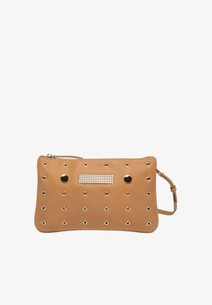 Tan leren clutch met gouden metalen studs en hexagonale hardware. Heeft een gestructureerd paneel en een ritssluiting. Compact met verstelbare schouderriem.
