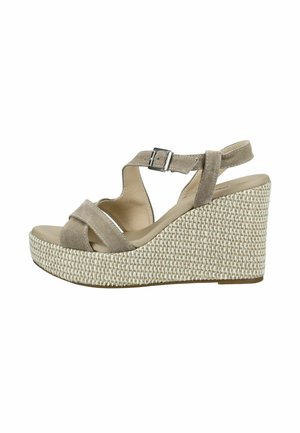 Sandale compensée en daim beige avec semelle plateforme tissée, bride de cheville réglable et design à bout ouvert.