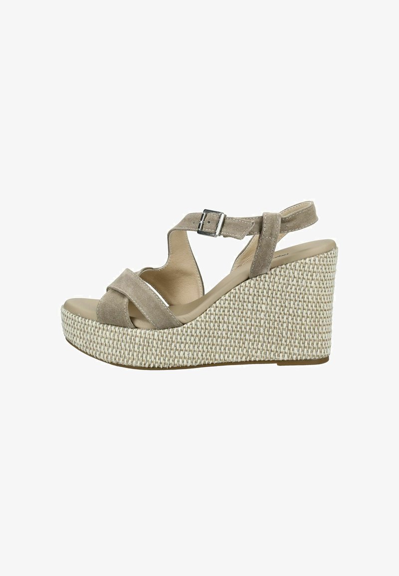 Sandale compensée en daim beige avec semelle plateforme tissée, bride de cheville réglable et design à bout ouvert.