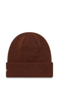 Brązowa dziana czapka z teksturowanym wzorem, z podwiniętym mankietem i małym logo z boku. Materiał wydaje się być miękki i elastyczny.