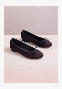 Nevybrané, chocolate brown
