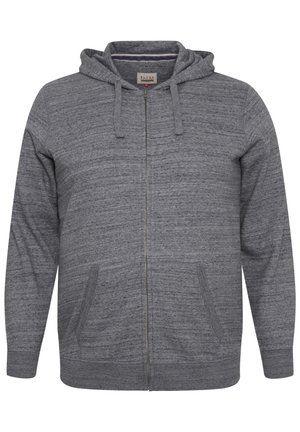 Siva dukserica nazip s teksturiranim materijalom, sa kapuljačom na vezanje i bočnim džepovima, dizajnirana za udobnost i svakodnevno nošenje.